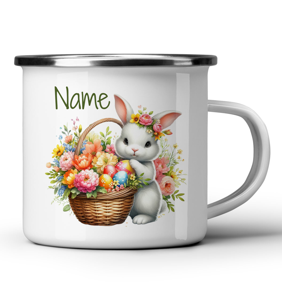 Emaillebecher mit Hase, Blumen und bunten Eiern.