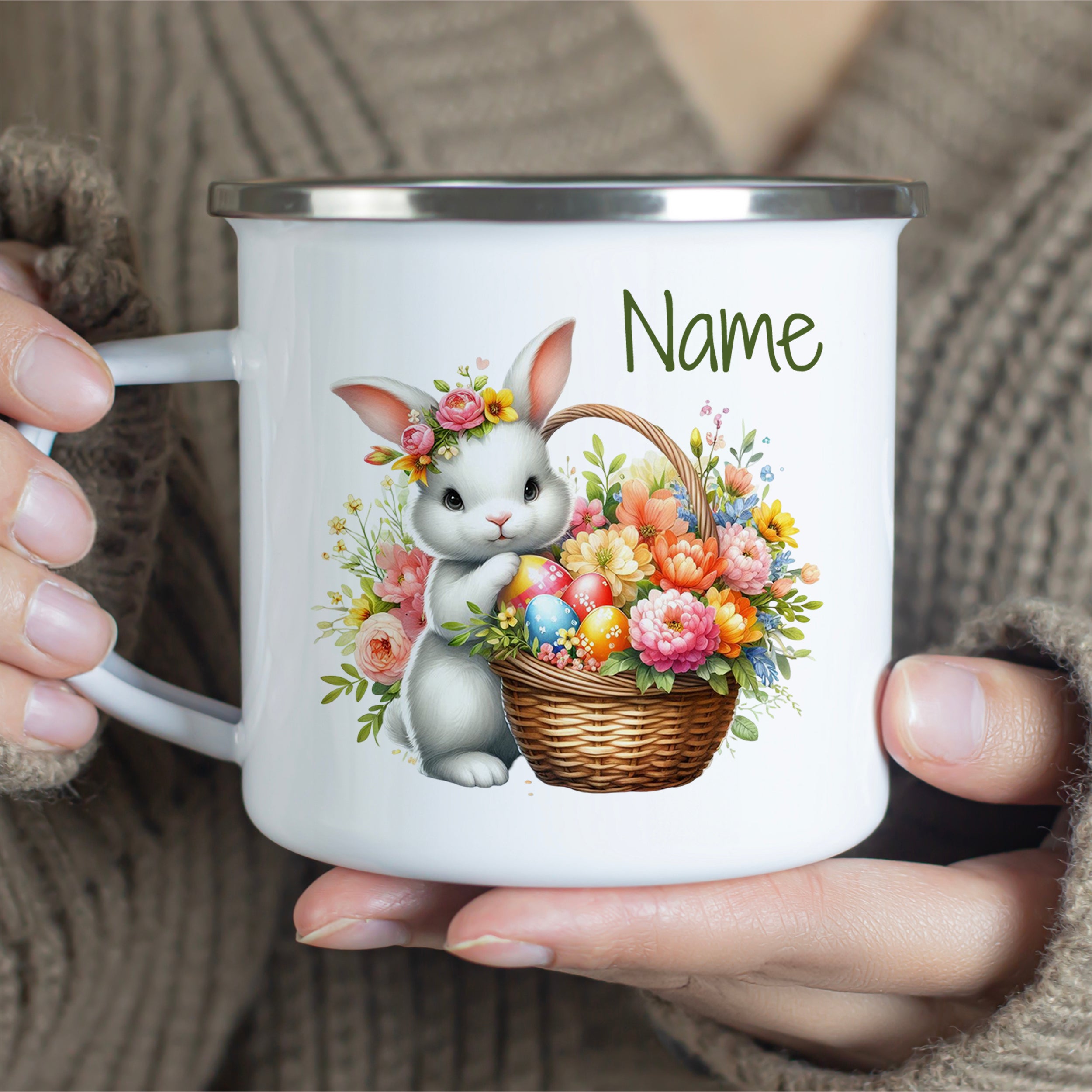 Weißer Becher mit niedlichem Hasen und bunten Blumen.