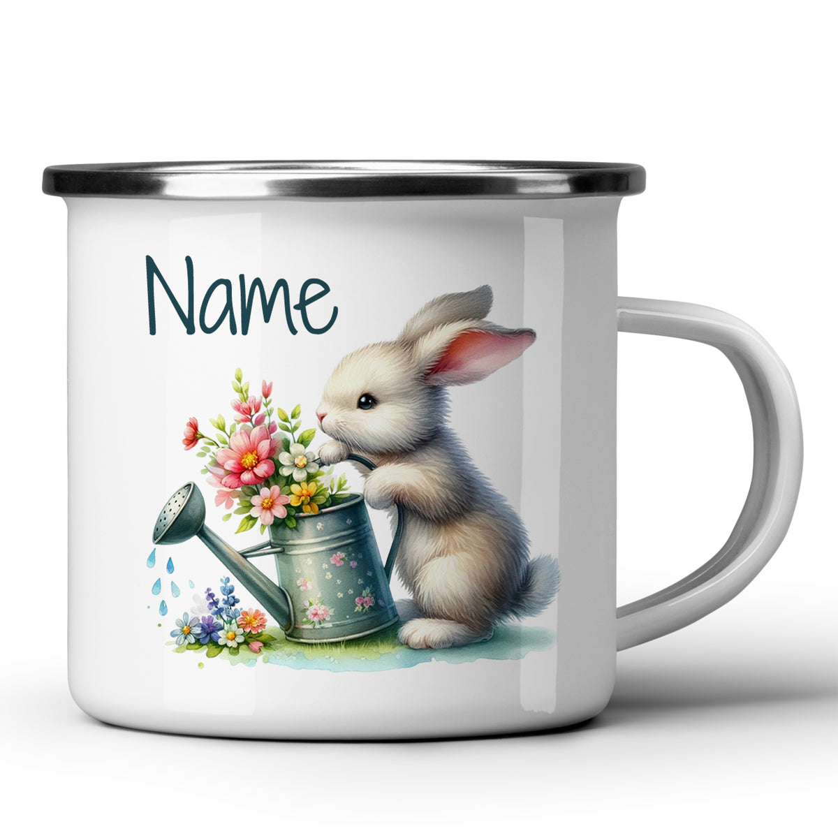 Weißer Emaille-Becher mit niedlichem Hasen und Blumen.