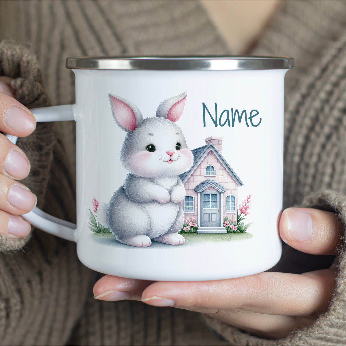 Weißer Becher mit niedlichem Hasen und Hausmotiv.