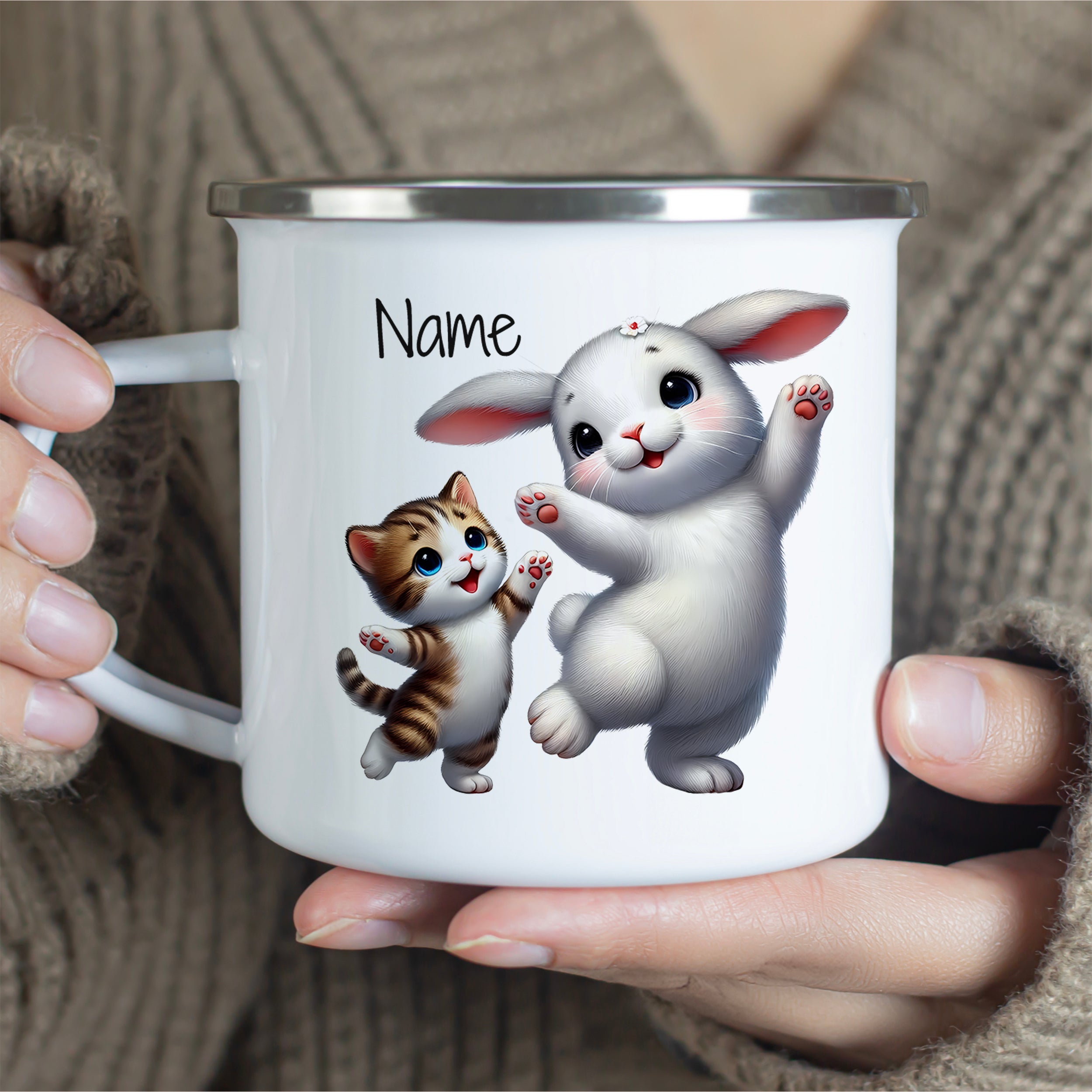 Weißer Becher mit niedlichen Tiermotiven, personalisierbar.