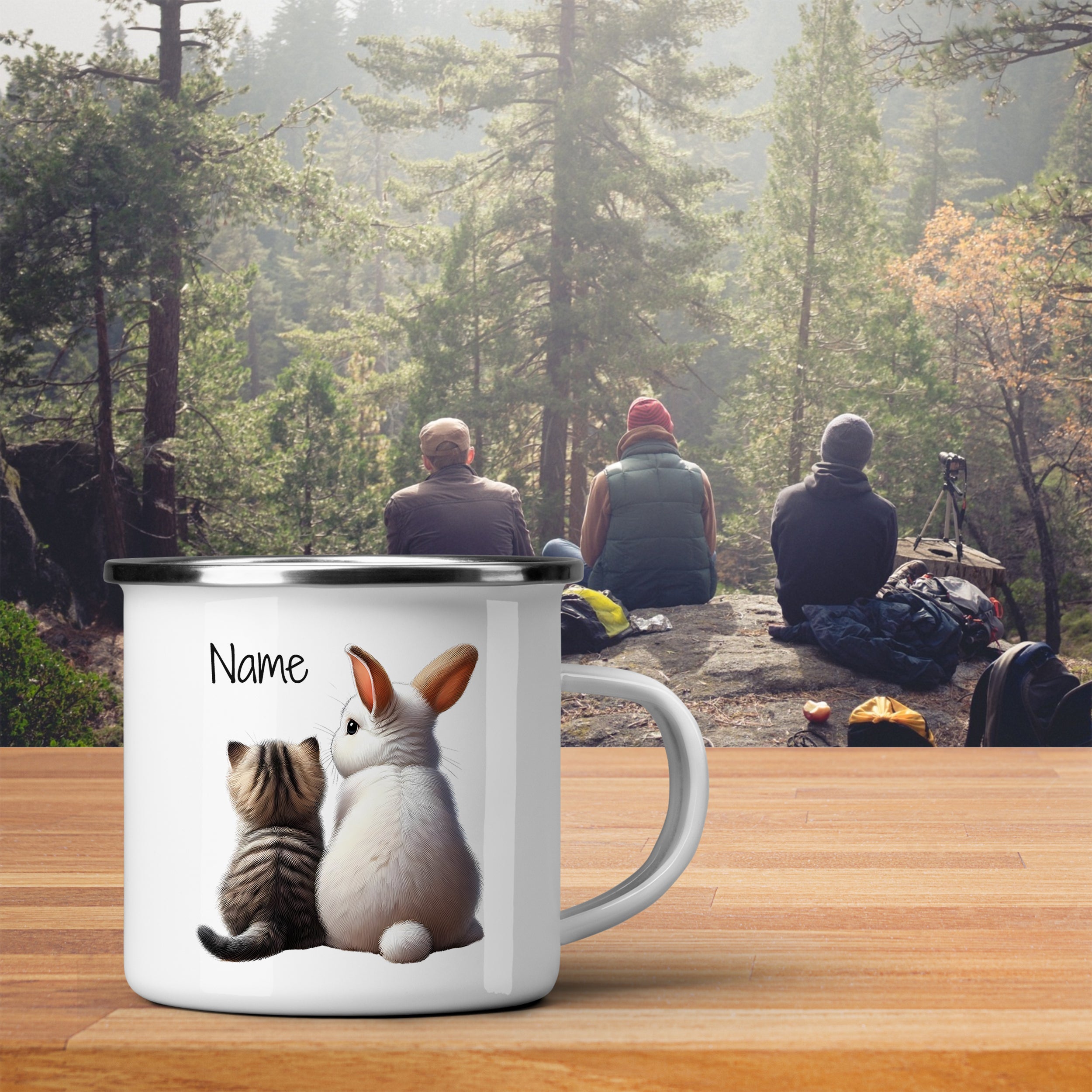 Weißer Emaillebecher mit Katze und Hase, personalisierbar.