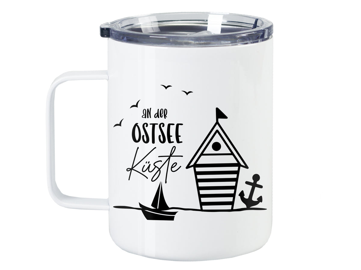 Weißer Becher mit Strandhaus, Boot und Schriftzug "an der Ostsee Küste".