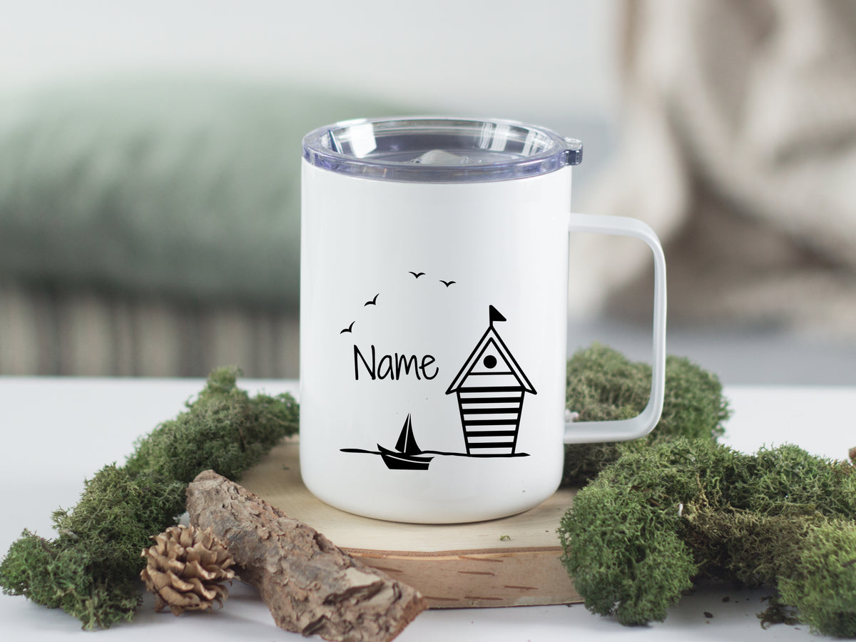 Weißer Becher mit Strandhaus-Motiv und personalisierbarem Namen.