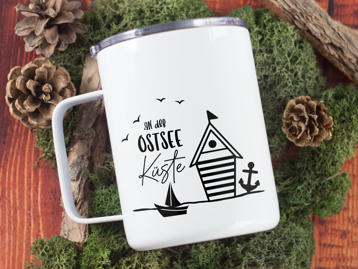 Weißer Becher mit schwarzem Ostsee-Motiv und Anker.
