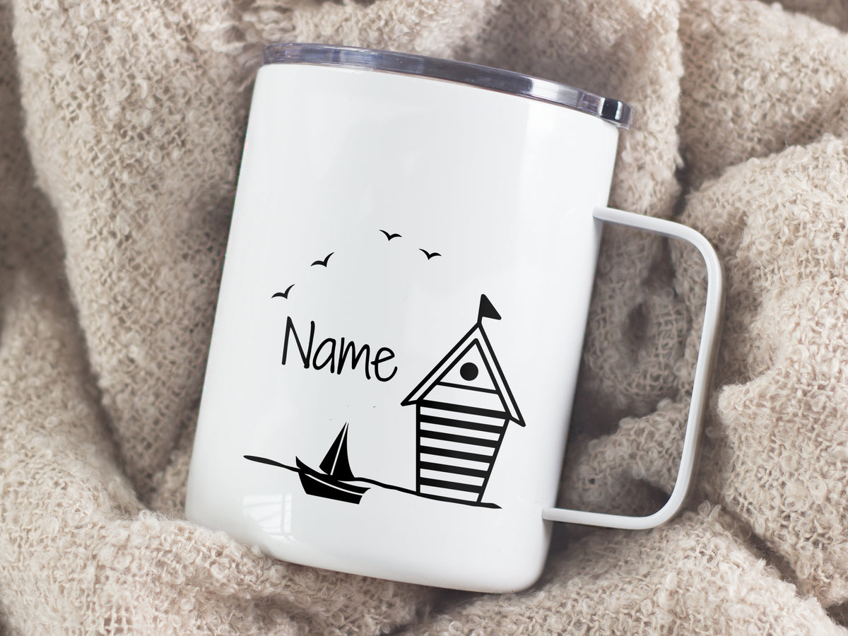 Weißer Becher mit Strandhaus-Design und personalisierbarem Namen.