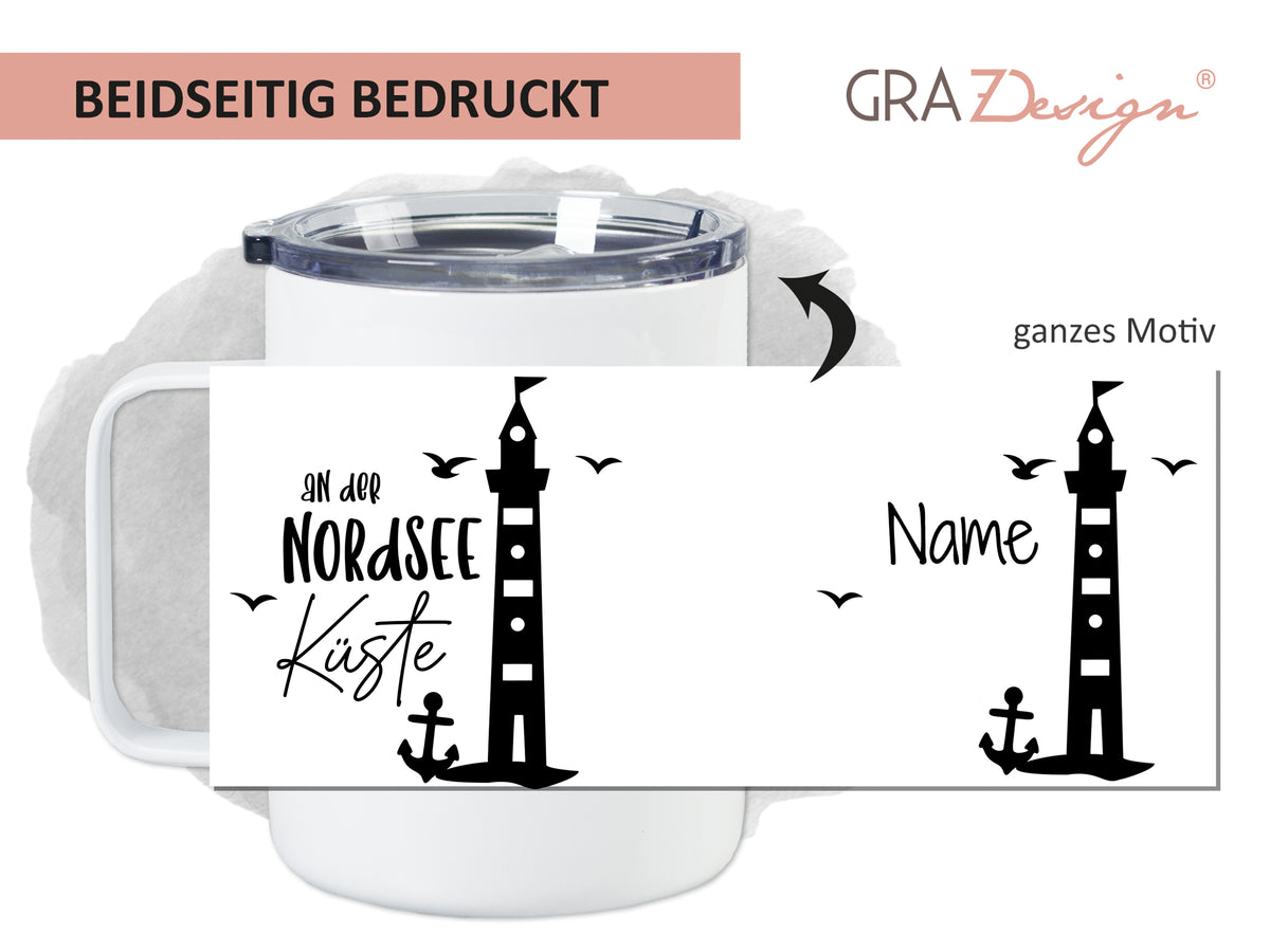 Tasse mit norddeutschem Leuchtturm-Motiv, schwarz-weiß.
