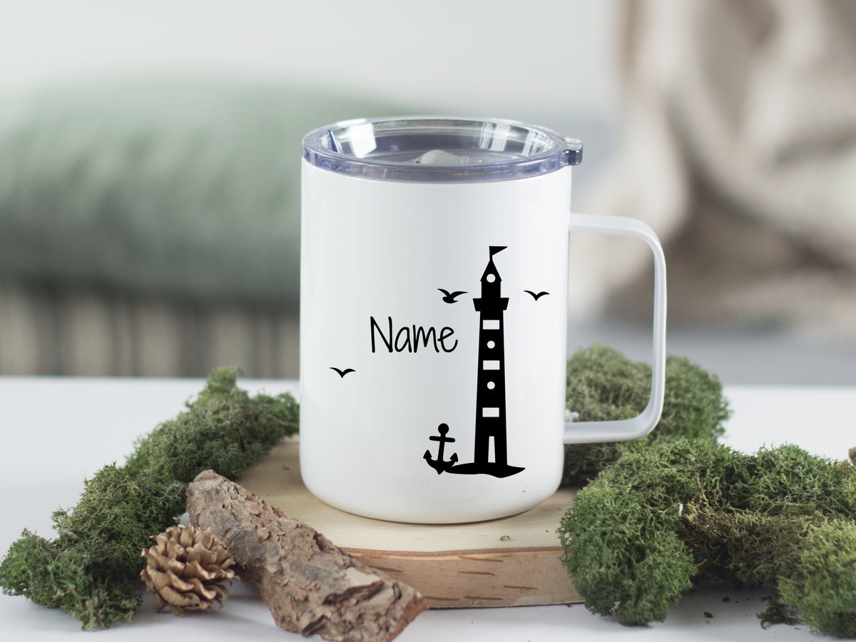 Weißer Becher mit schwarzem Leuchtturm-Design und Namen.