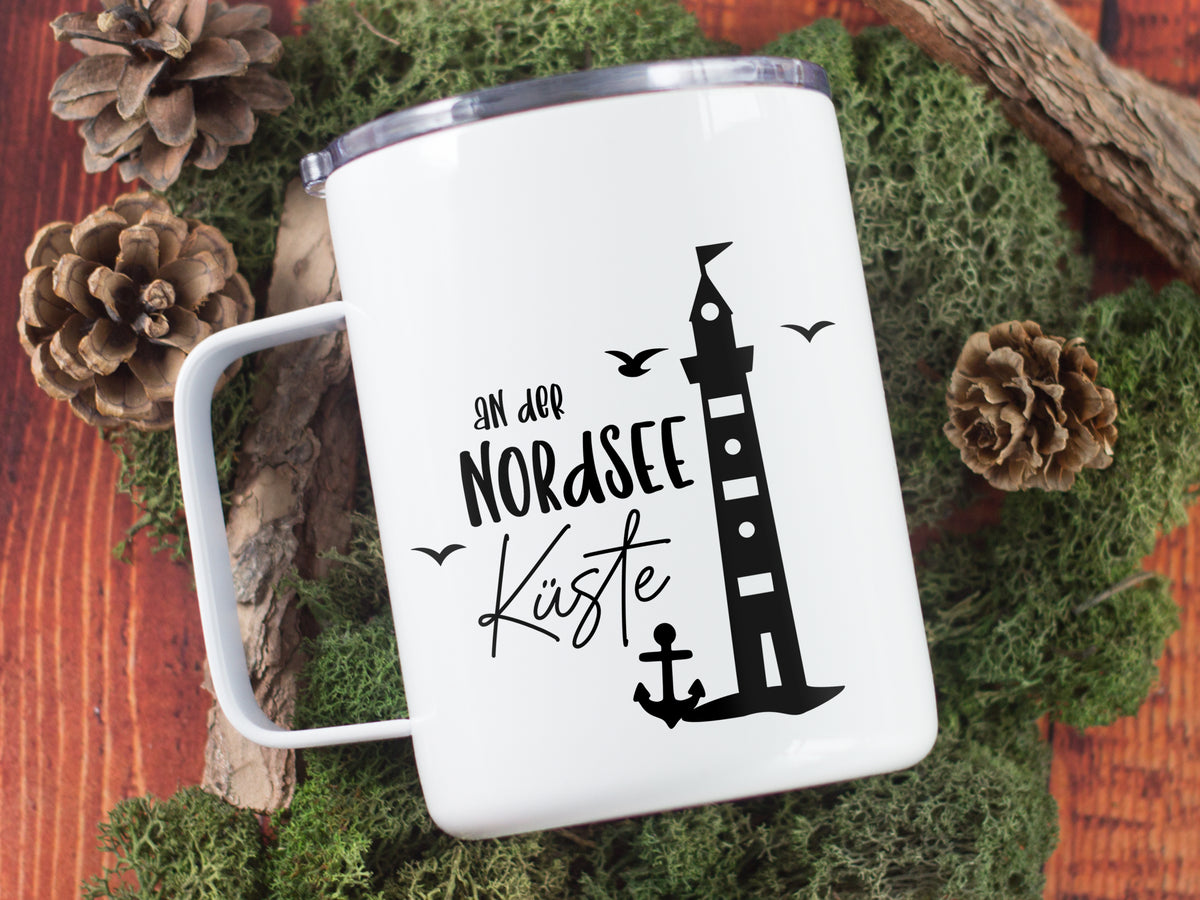 Weißer Becher mit schwarzem Leuchtturm-Motiv und Text.