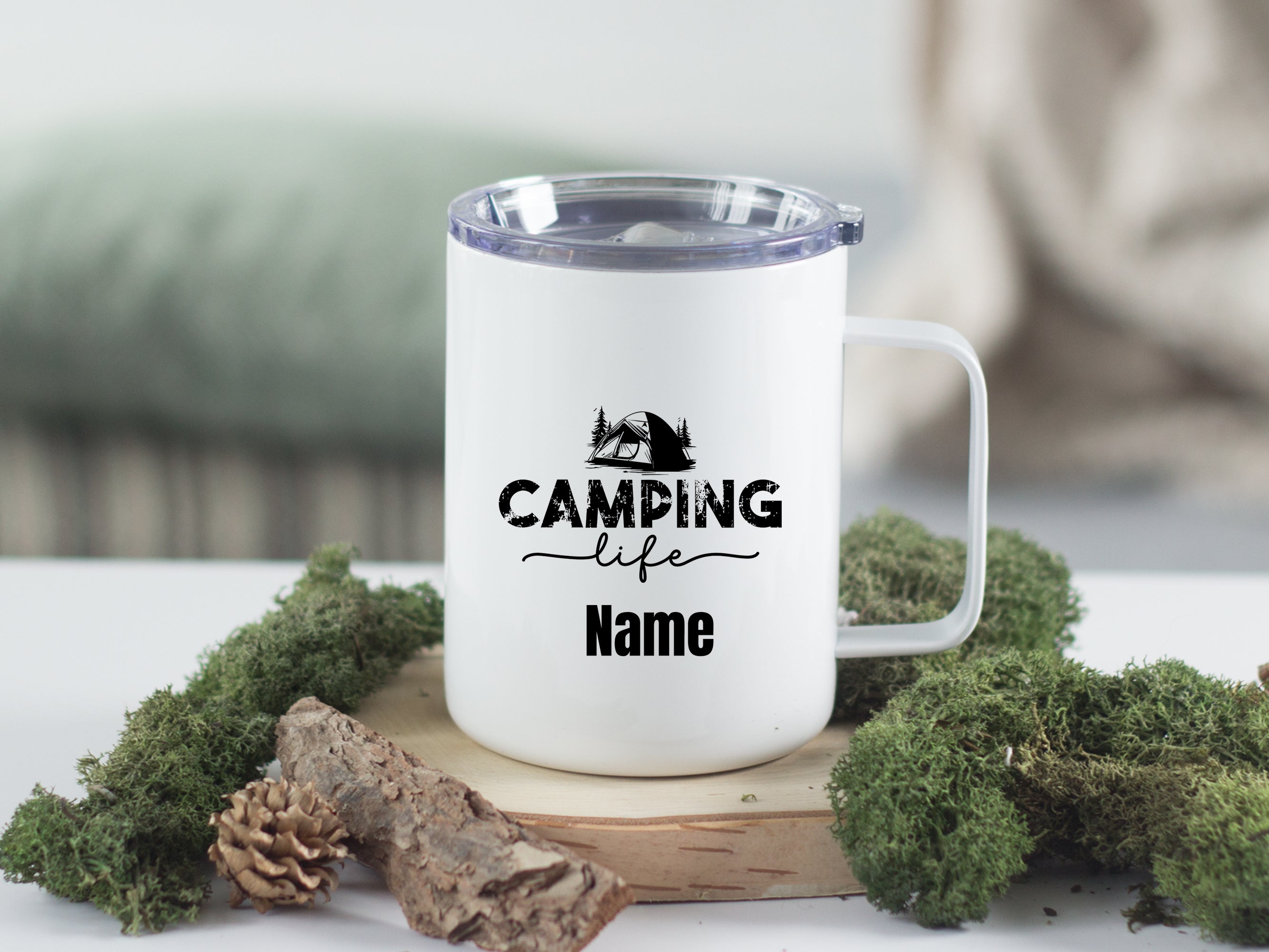 Weißer Campingbecher mit schwarzem Druck und klarem Deckel.