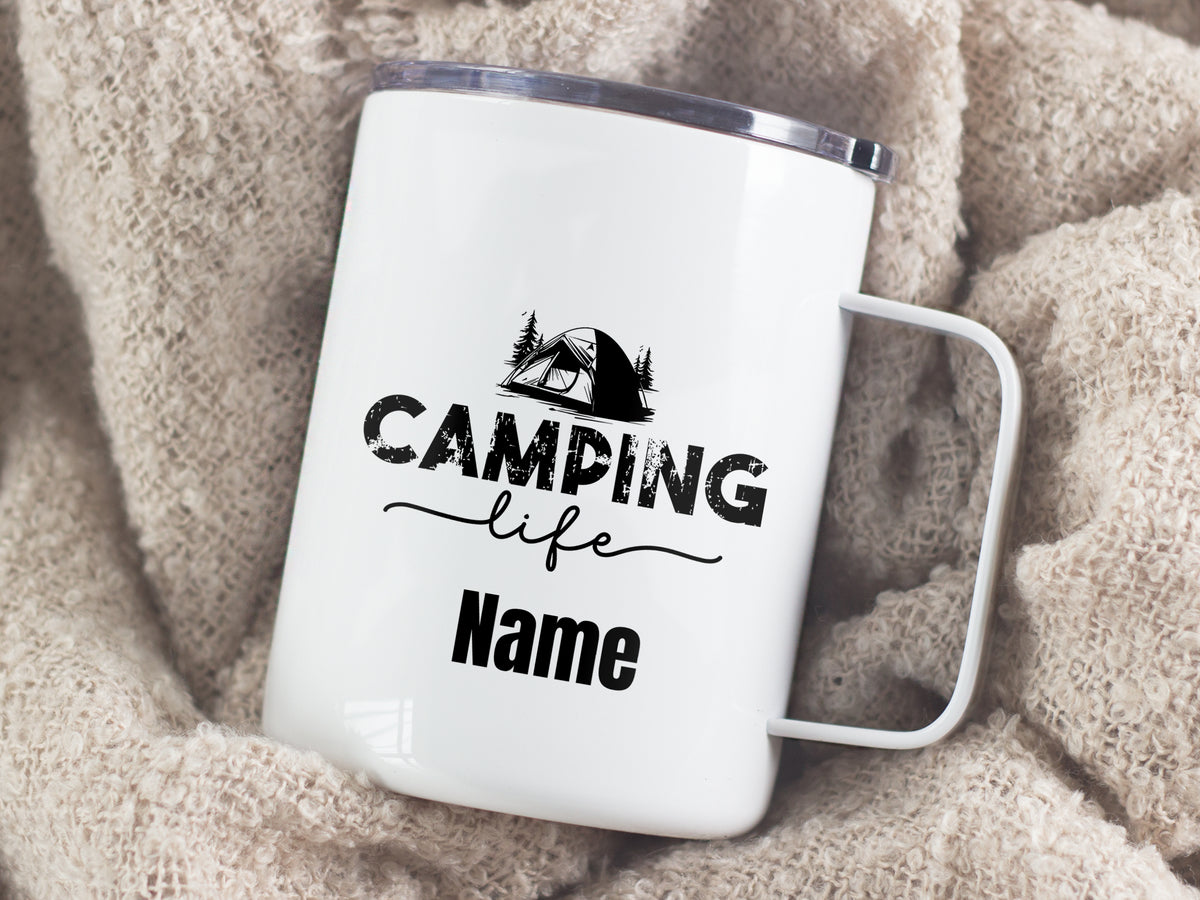Weißer Campingbecher mit schwarzem Druck "CAMPING life" und Platz für Namen.
