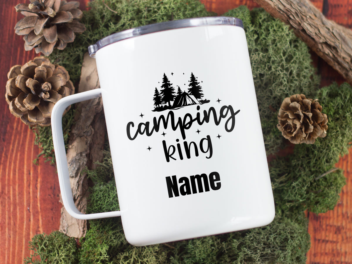 Weißer Campingbecher mit schwarzem Druck und personalisierbarem Namen.