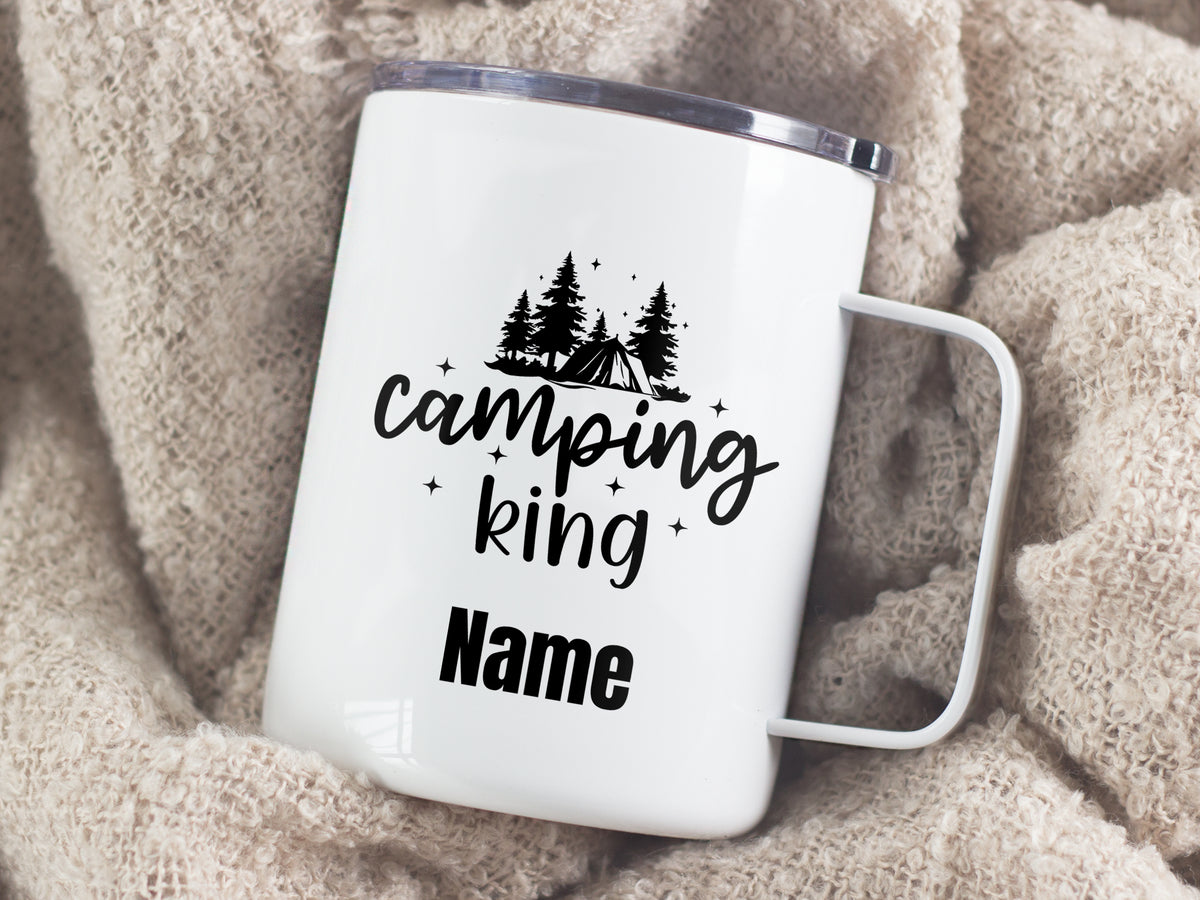 Weißer Campingbecher mit schwarzem Aufdruck "Camping King" und personalisierbarem Namen.