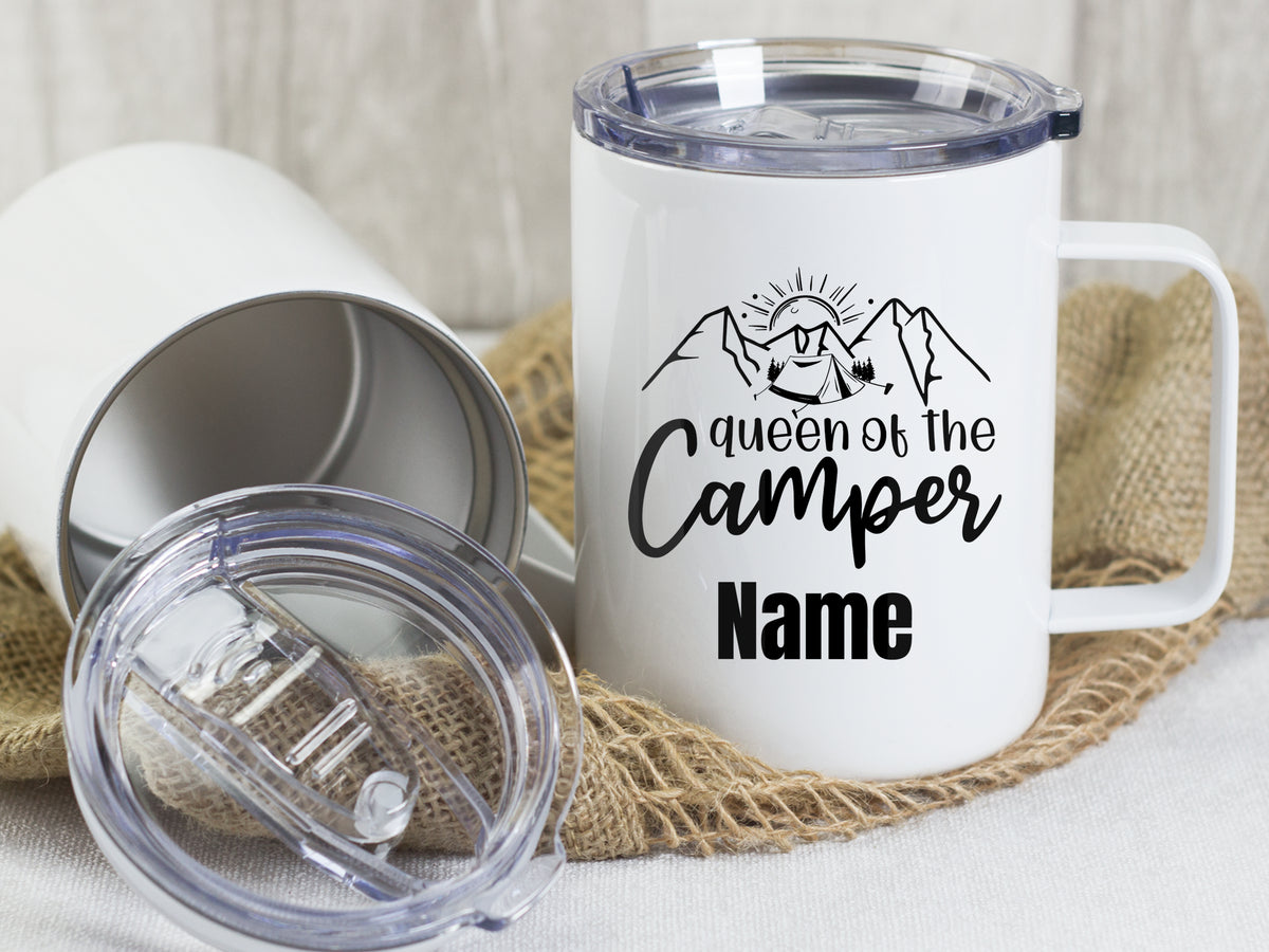 Weißer Becher mit Aufschrift "queen of the Camper" und Deckel.