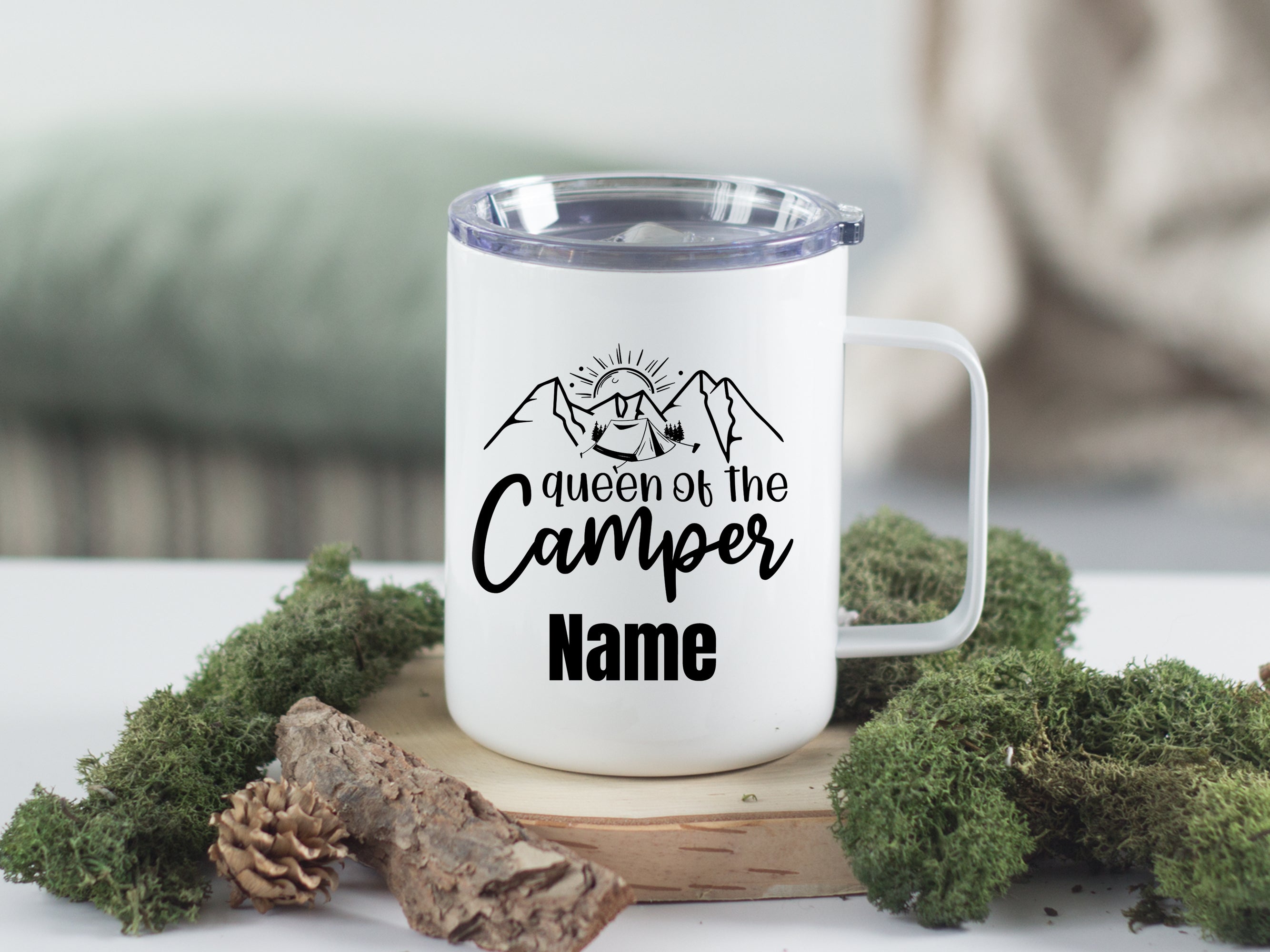 Weißer Camper-Becher mit schwarzem Aufdruck und personalisierbarem Namen.