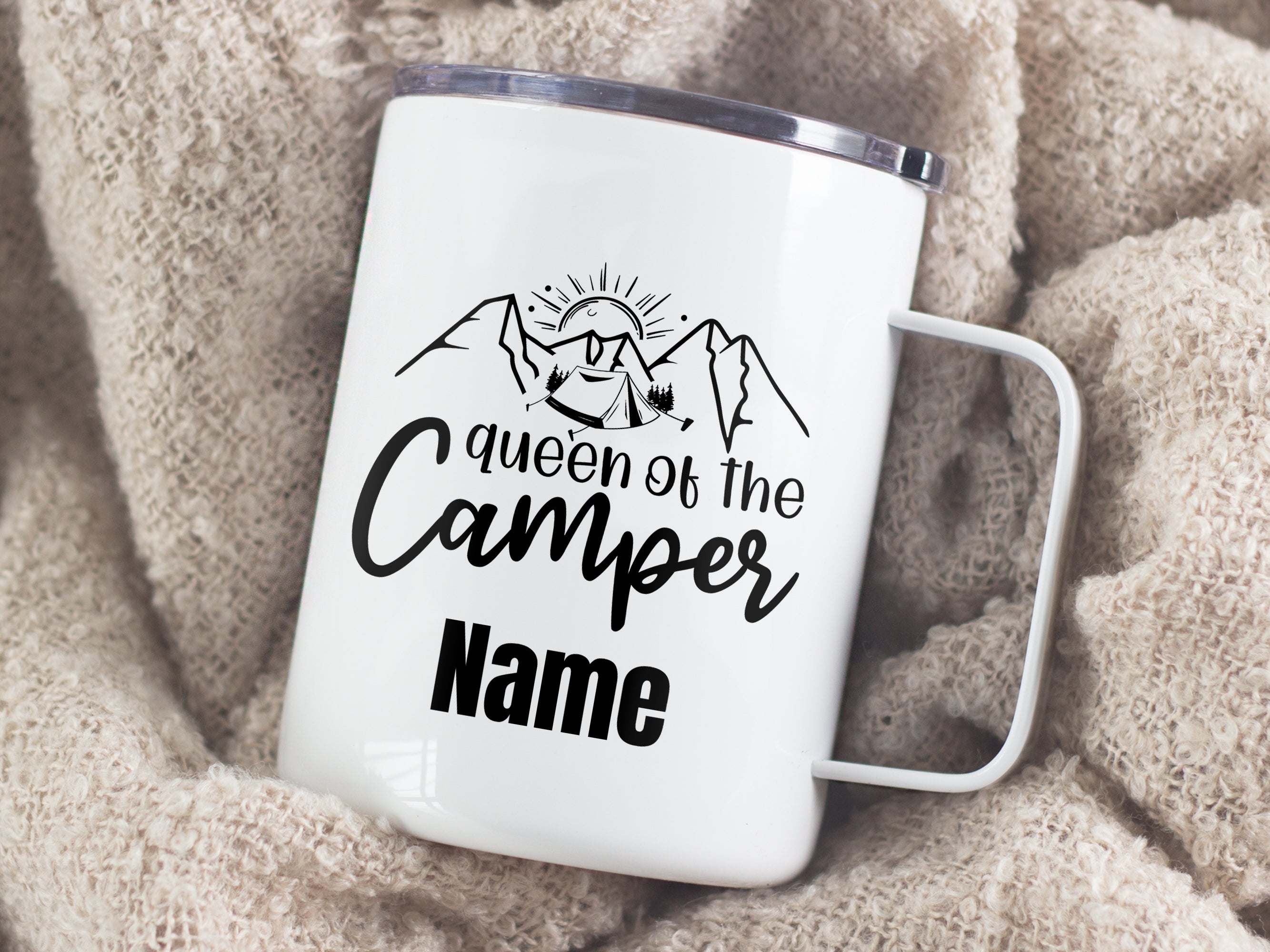 Weißer Campingbecher mit schwarzem Druck "queen of the Camper"