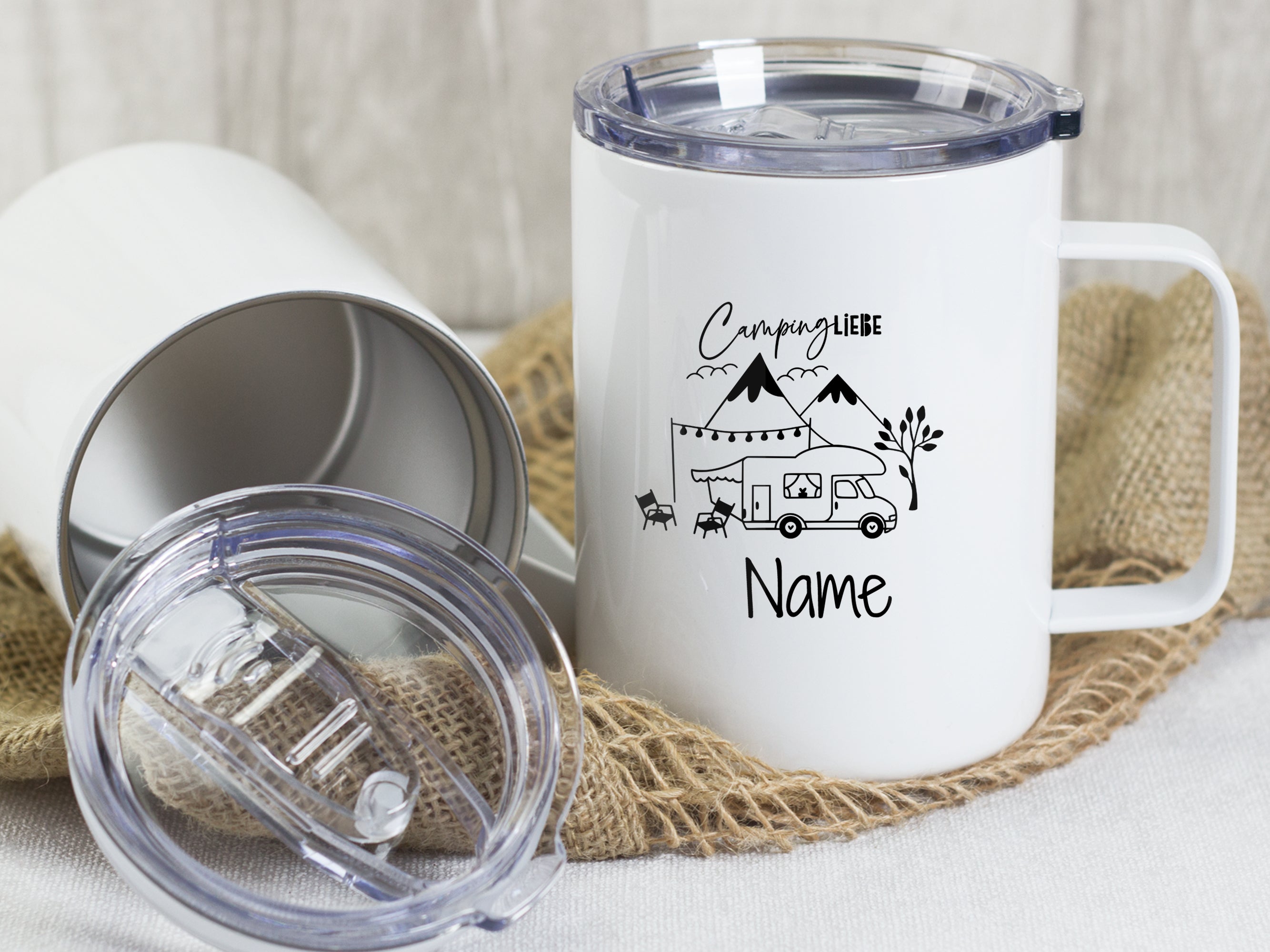 Weißer Campingbecher mit schwarzem Druck und personalisierbarem Namen.
