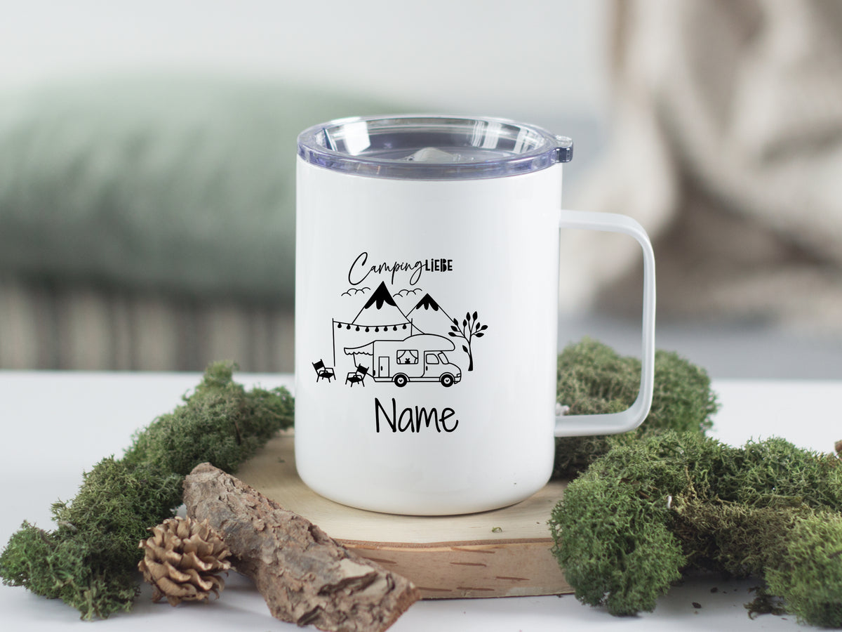 Weiße Camping-Tasse mit schwarzem Druck und personalisierbarem Namen.