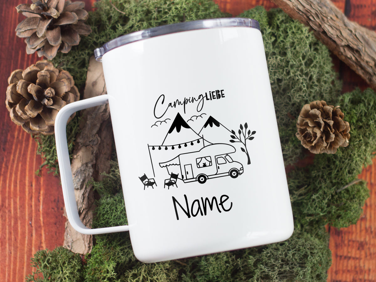 Weißer Campingbecher mit schwarzem Druck und personalisierbarem Namen.