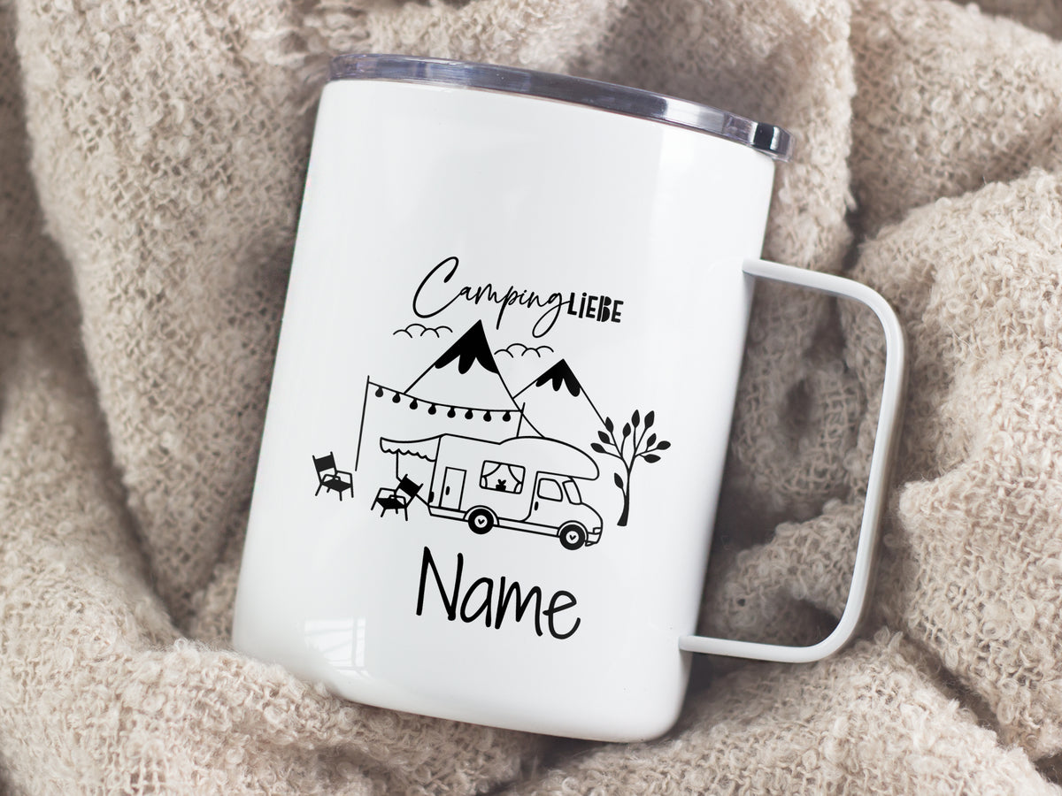 Weißer Campingbecher mit schwarzem Druck und personalisierbarem Namen.