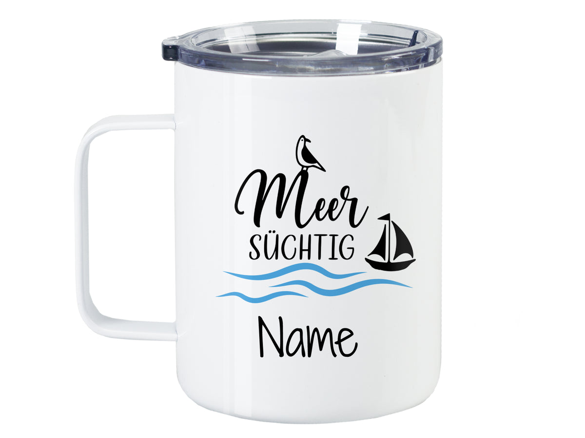 Weißer Becher mit "Meer süchtig" und Segelboot-Design.