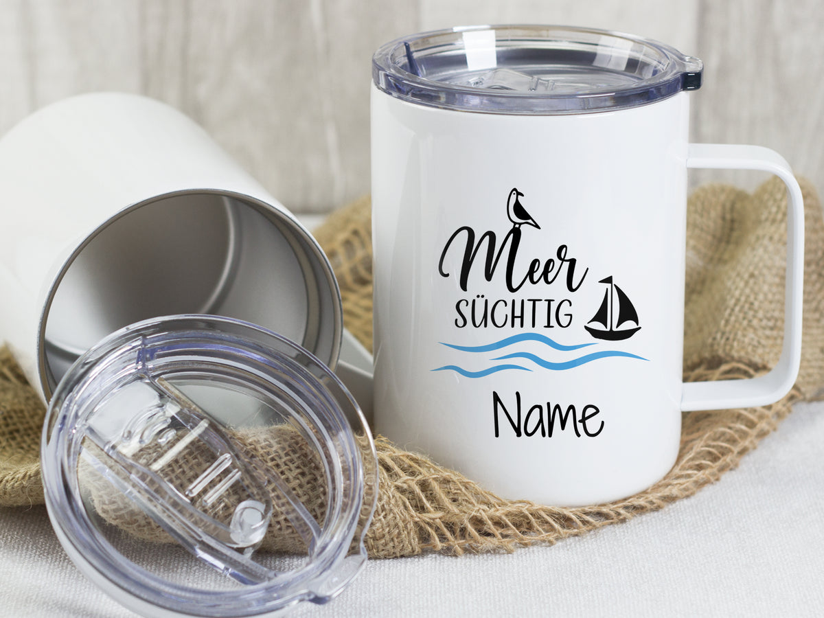 Weißer Becher mit Aufdruck "Meer süchtig" und Segelboot.