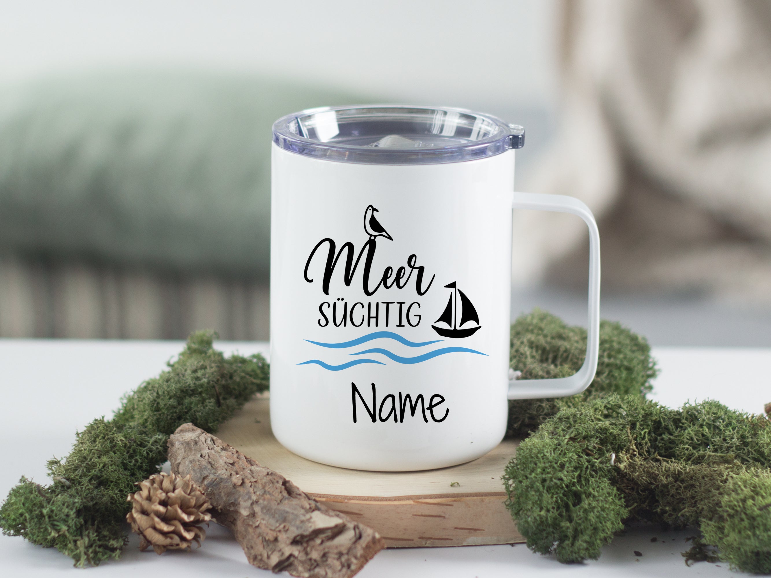 Weißer Becher mit Aufdruck "Meer süchtig" und Segelboot.