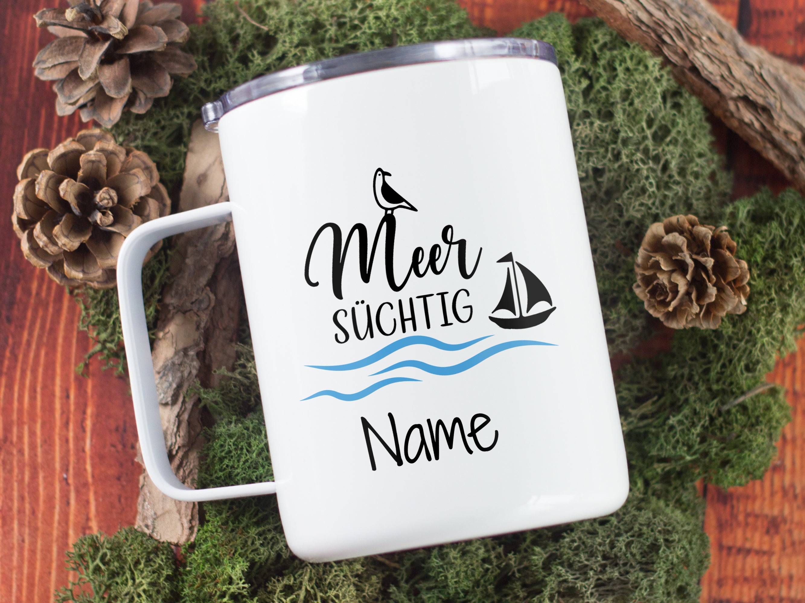 Weißer Becher mit maritimem Design und personalisierbarem Namen.