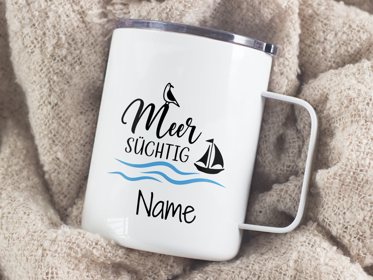 Weißer Becher mit "Meer süchtig" und Segelboot-Design.
