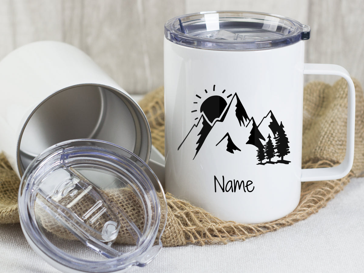 Weißer Becher mit Bergmotiv und personalisierbarem Namen.