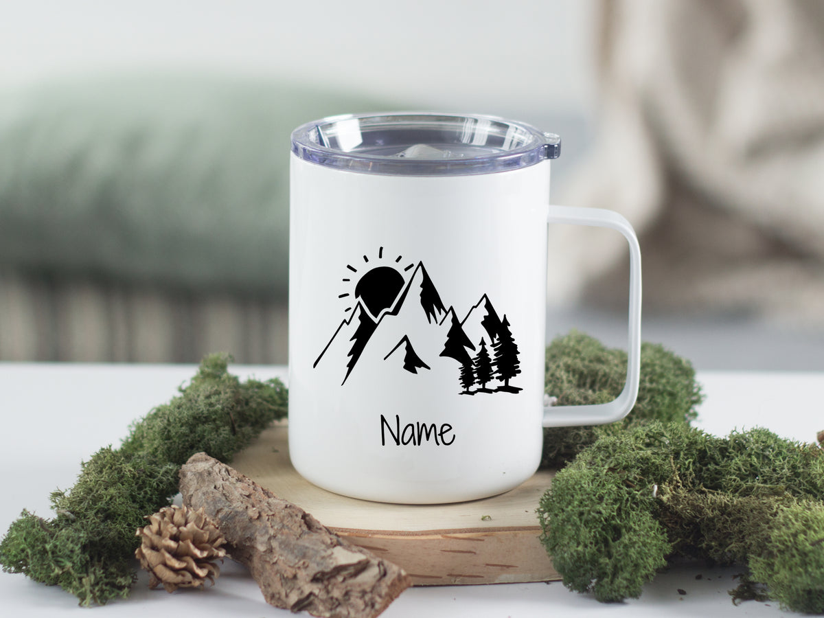 Weißer Becher mit Bergmotiv und personalisierbarem Namen.