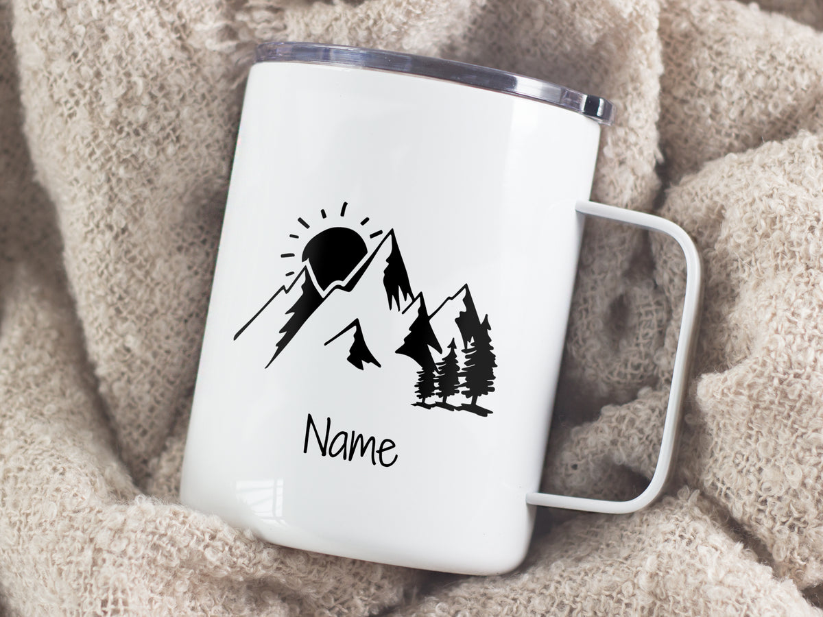 Weißer Emaille-Becher mit Berg- und Waldmotiv, personalisierbar.