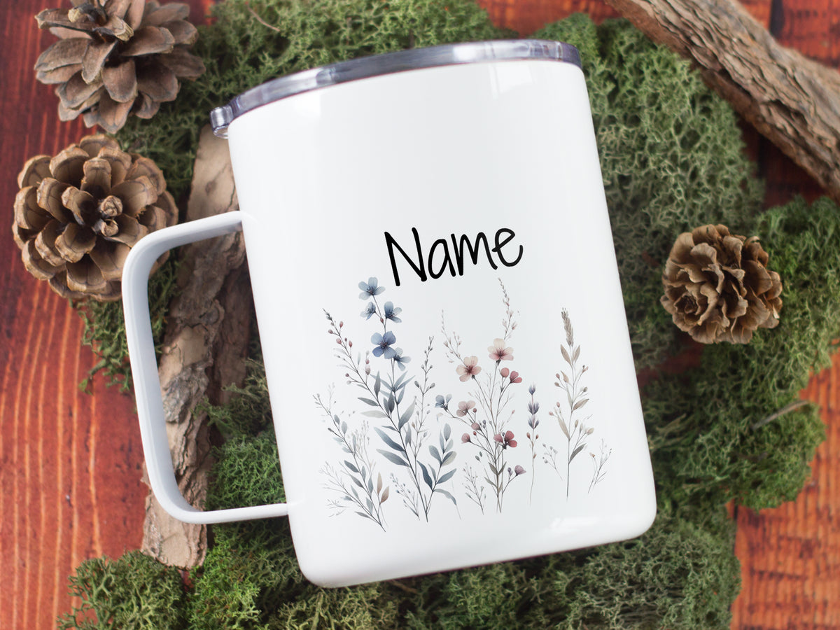 Weißer Becher mit floralem Design und personalisierbarem Namen.