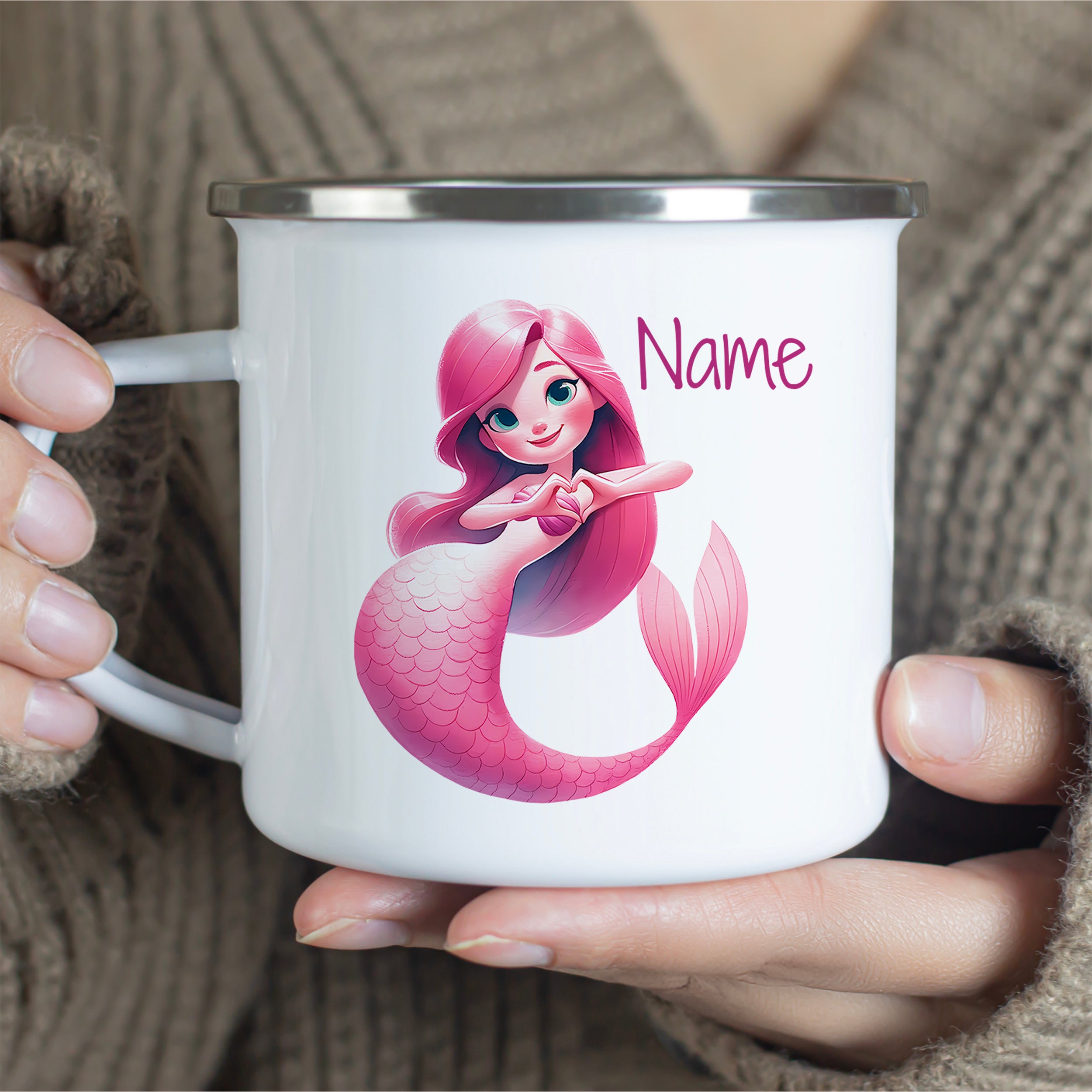 Weißer Emaillebecher mit pinker Meerjungfrau und personalisierbarem Namen.
