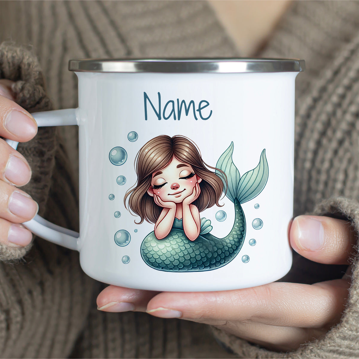 Weißer Emaille-Becher mit Meerjungfrau-Illustration und personalisierbarem Namen.