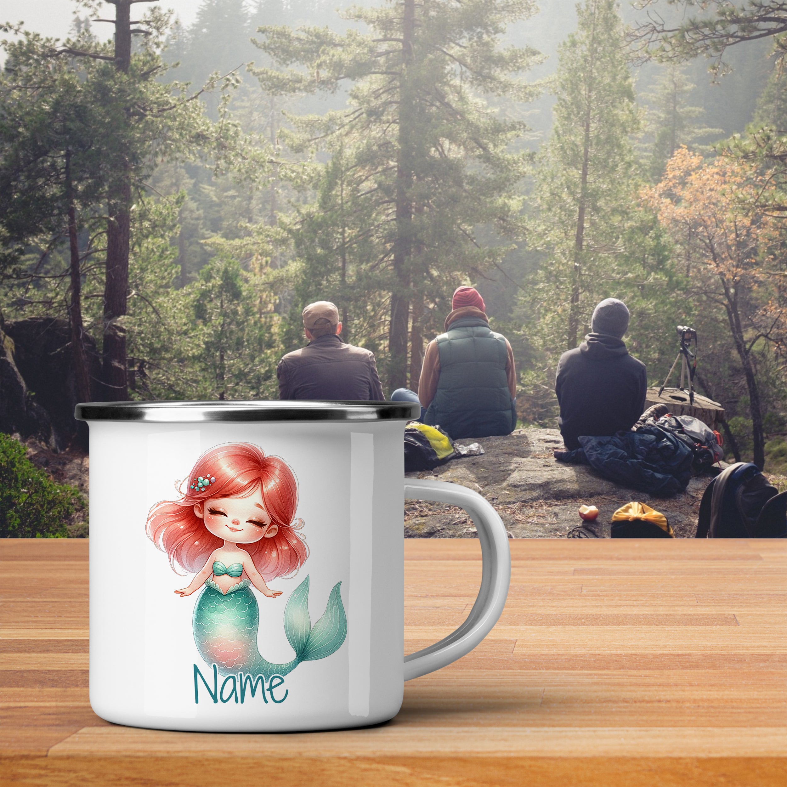 Weißer Emaillebecher mit Meerjungfrau und personalisiertem Namen.