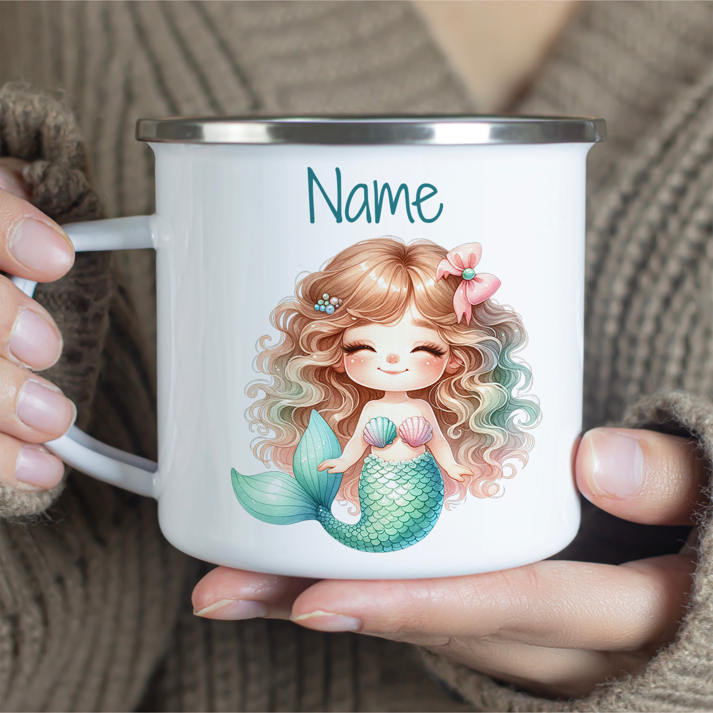 Weißer Becher mit Meerjungfrau und personalisiertem Namen.