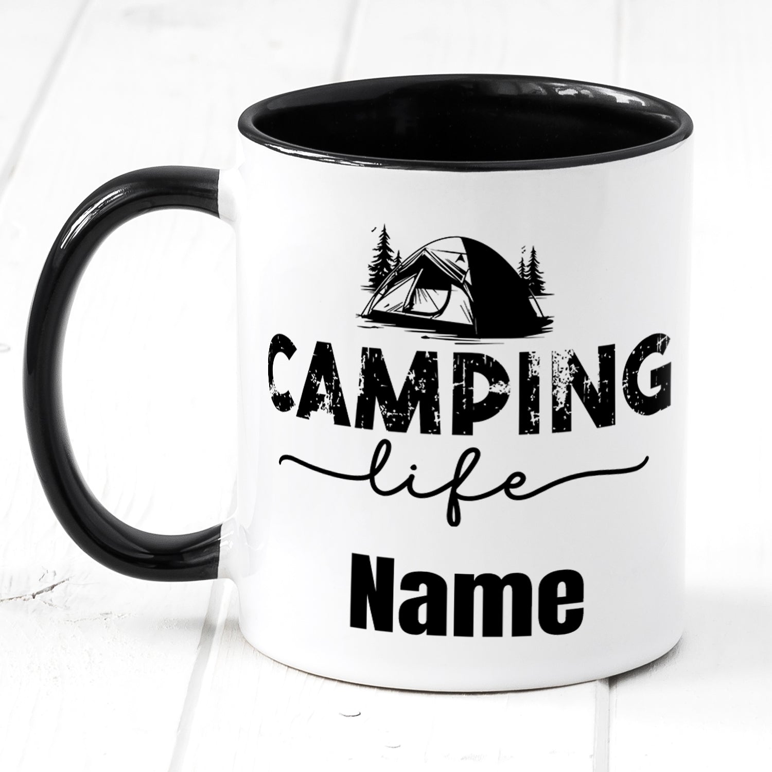 Tasse mit Camping-Motiv, schwarz-weißer Farbgebung, personalisierbar.