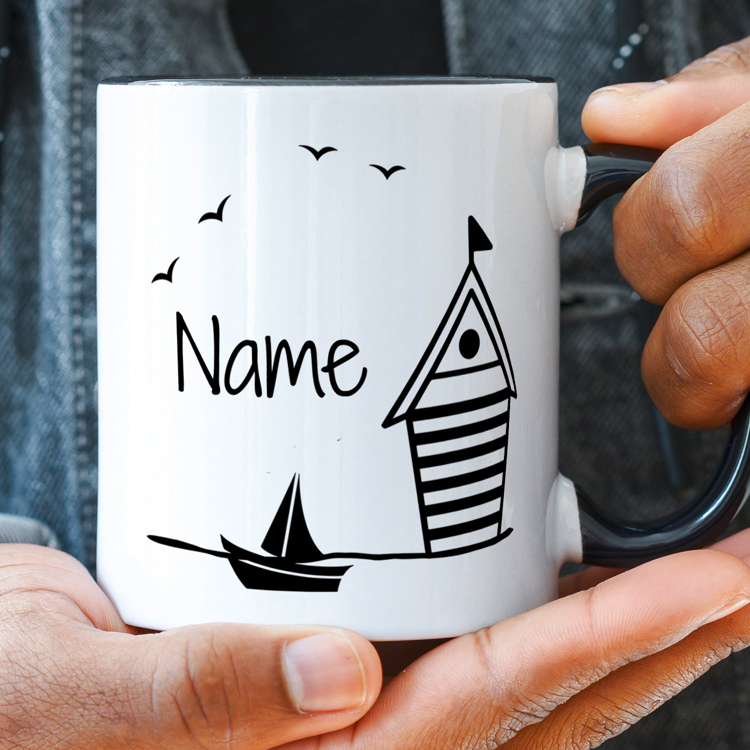 Weißer Becher mit maritimem Design und personalisierbarem Namen.