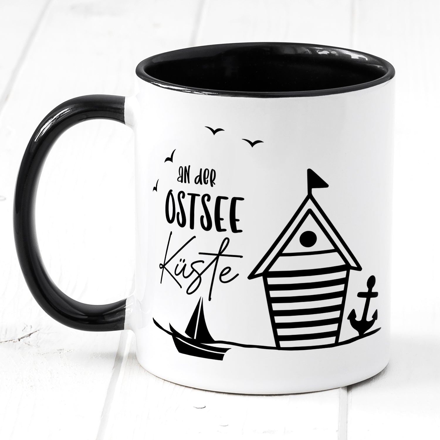 Tasse mit schwarz-weißem Design, Ostsee und Strandhaus.