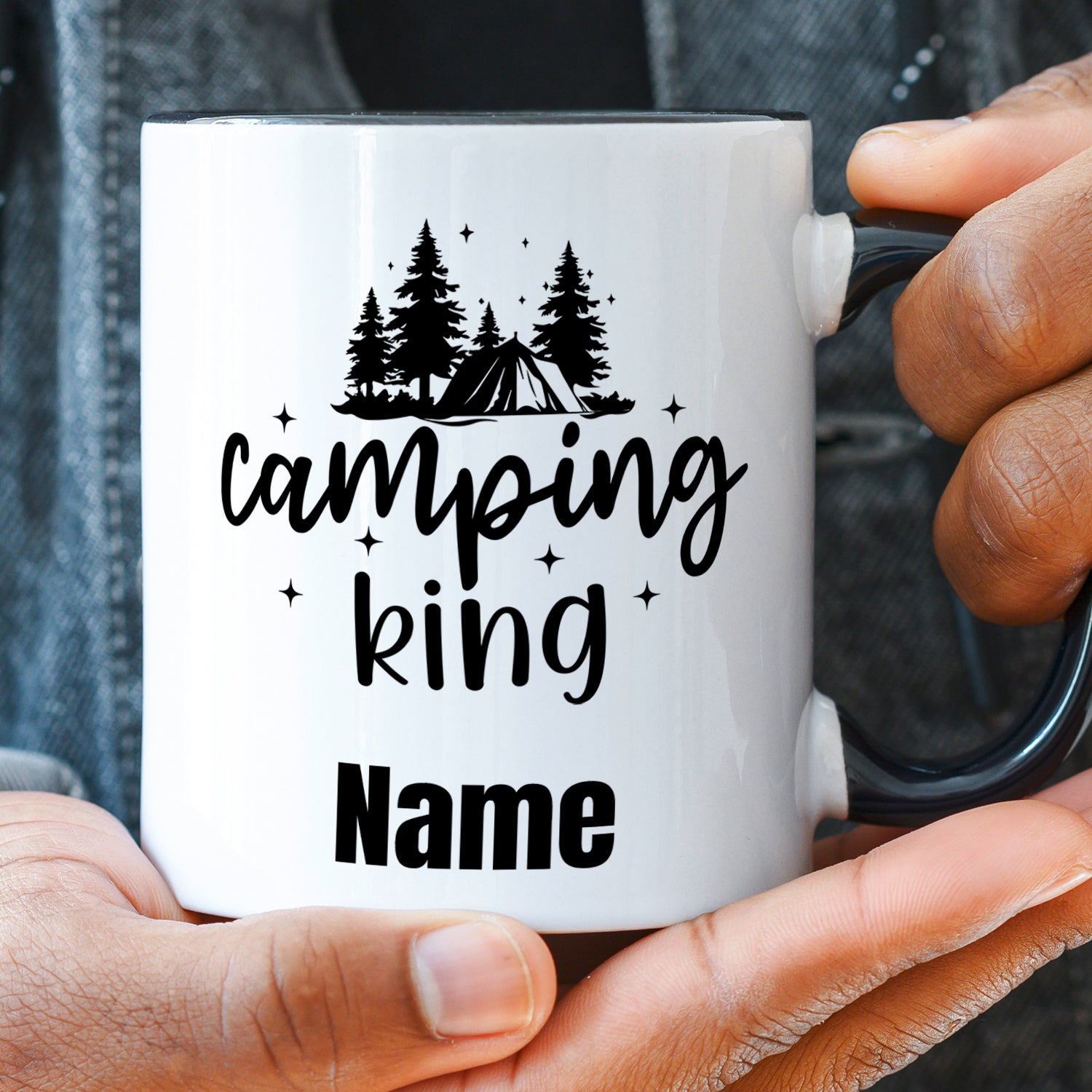 Weißer Becher mit "Camping King" und personalisierbarem Namen.