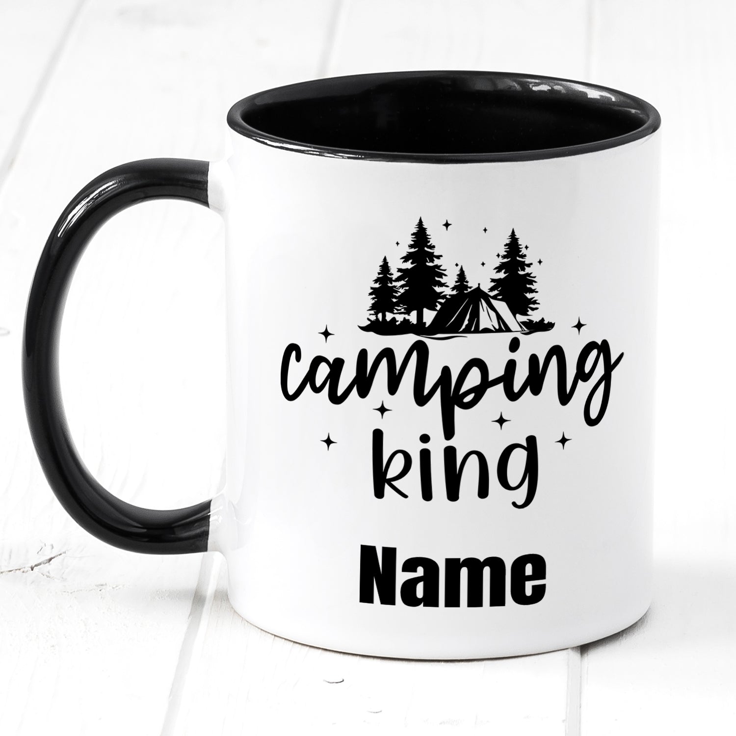 Weißer Campingbecher mit schwarzem Henkel und Aufdruck.