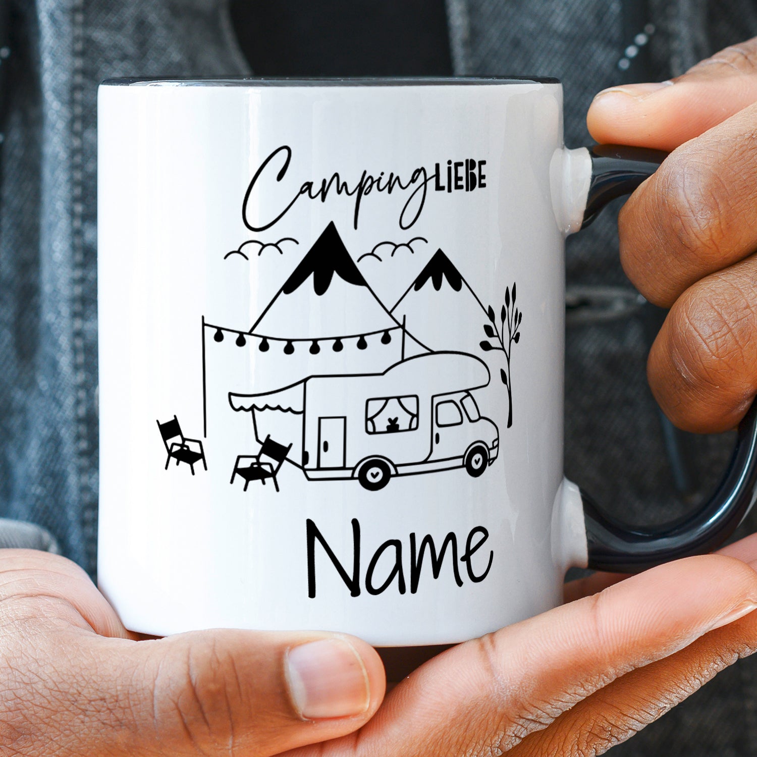 Tasse mit Camping-Motiv, schwarz-weiße Farben, personalisierbar.