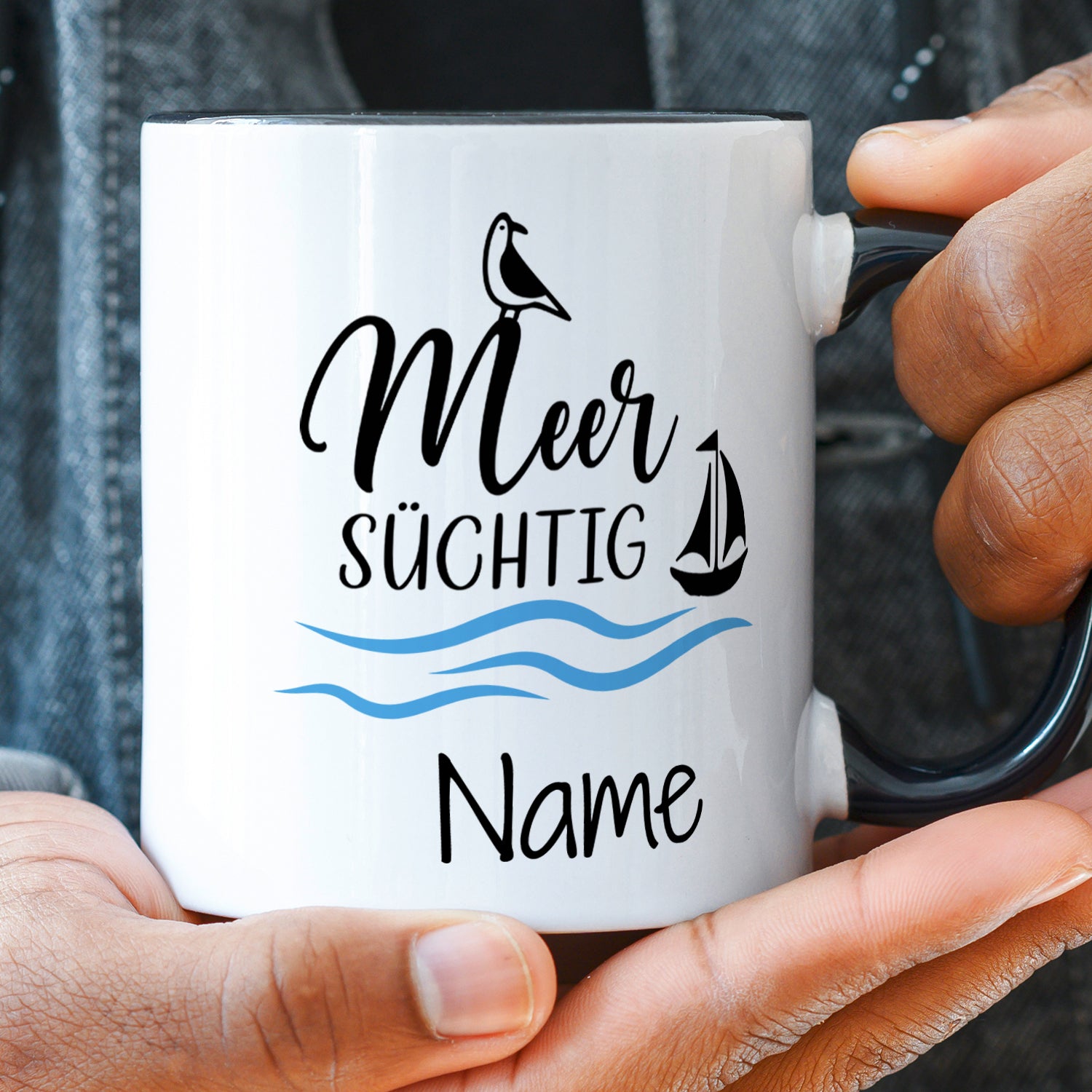 Weißer Becher mit "Meer süchtig" und blauen Wellen.