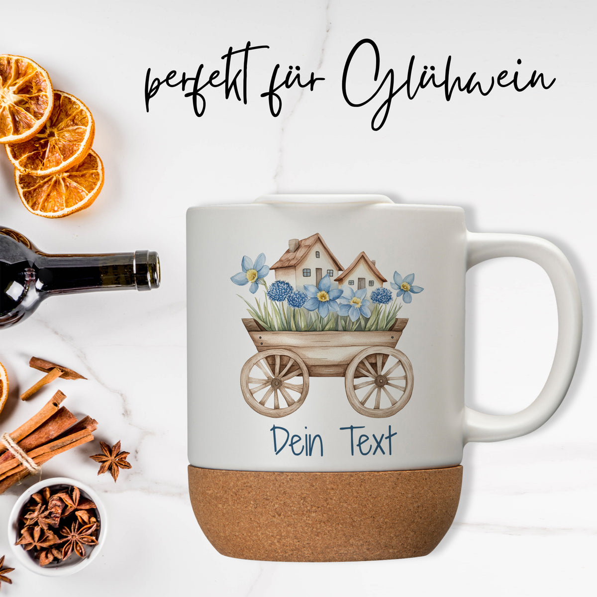 Tasse mit Korkboden, blauen Blumen und personalisierbarem Text.