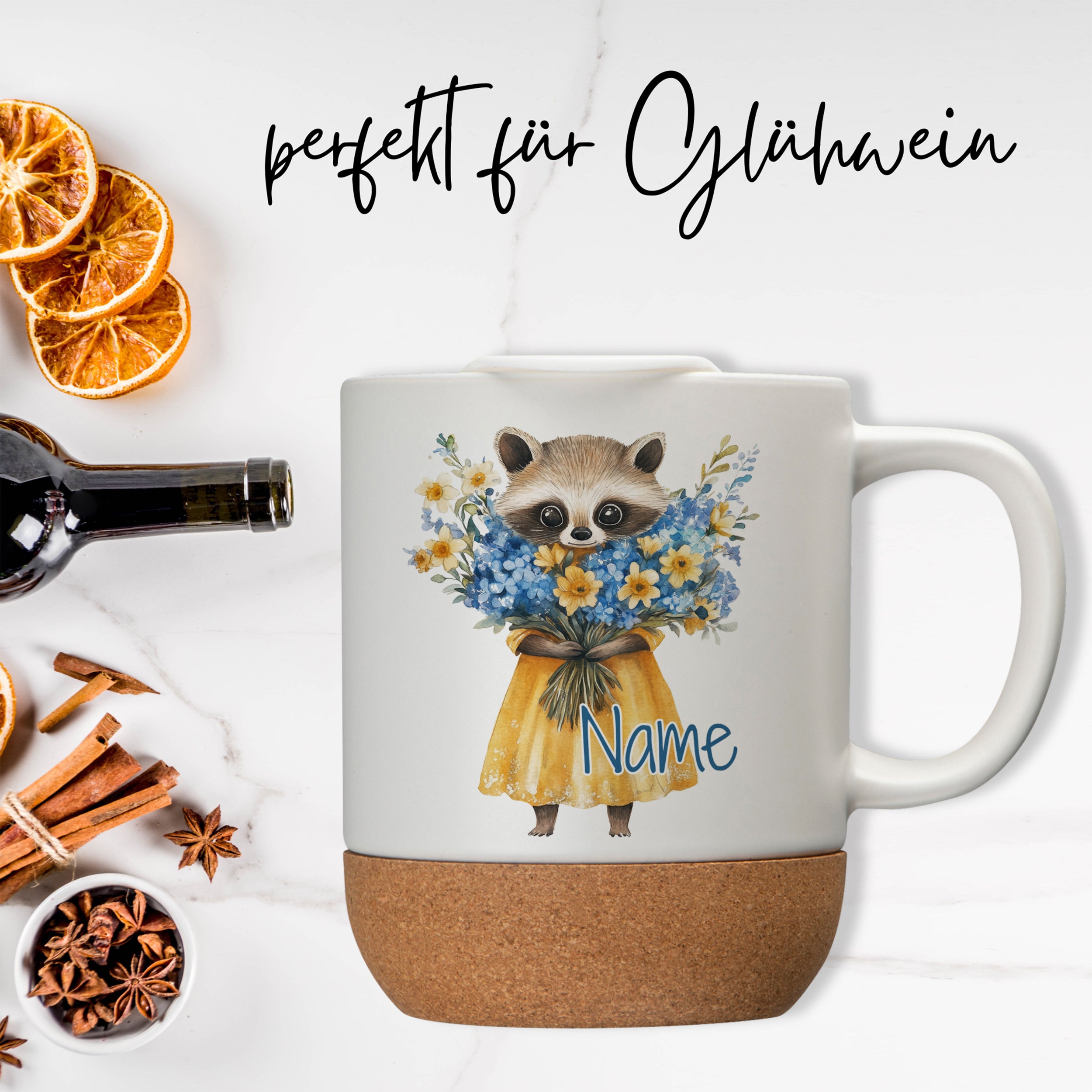 Tasse mit Waschbär-Motiv und blauen Blumen, beige Unterseite.