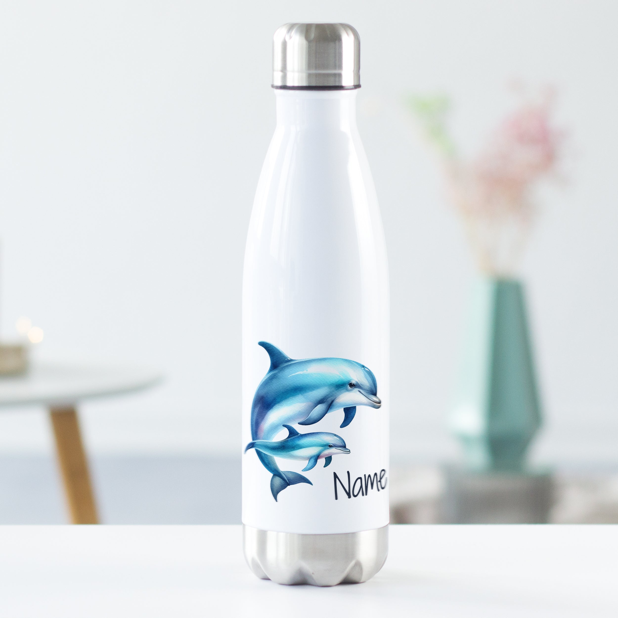 Weiße Edelstahl-Trinkflasche mit Delfin-Motiv und personalisierbarem Namen.