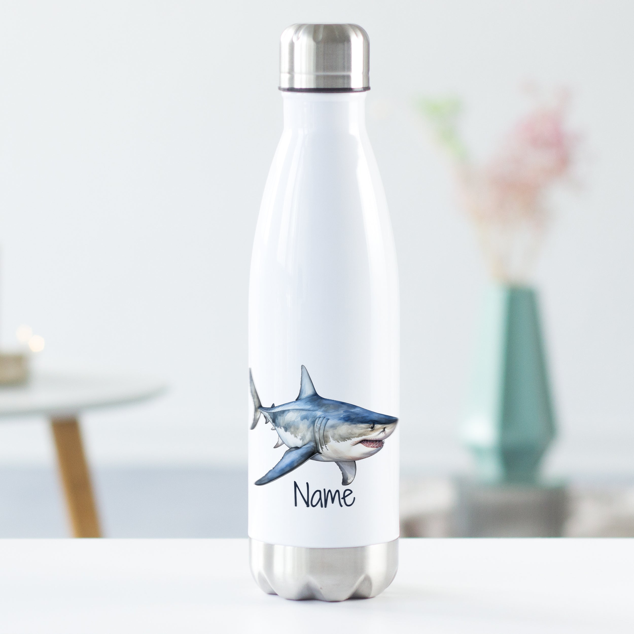 Weiße Edelstahl-Trinkflasche mit Haifisch-Motiv und Platz für Namen.