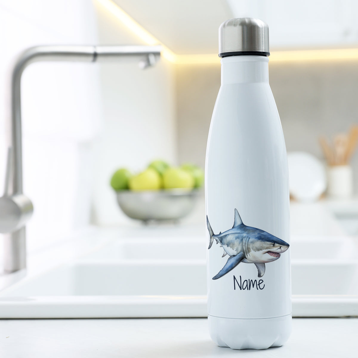 Weiße Edelstahl-Trinkflasche mit Haifisch-Motiv und personalisierbarem Namen.
