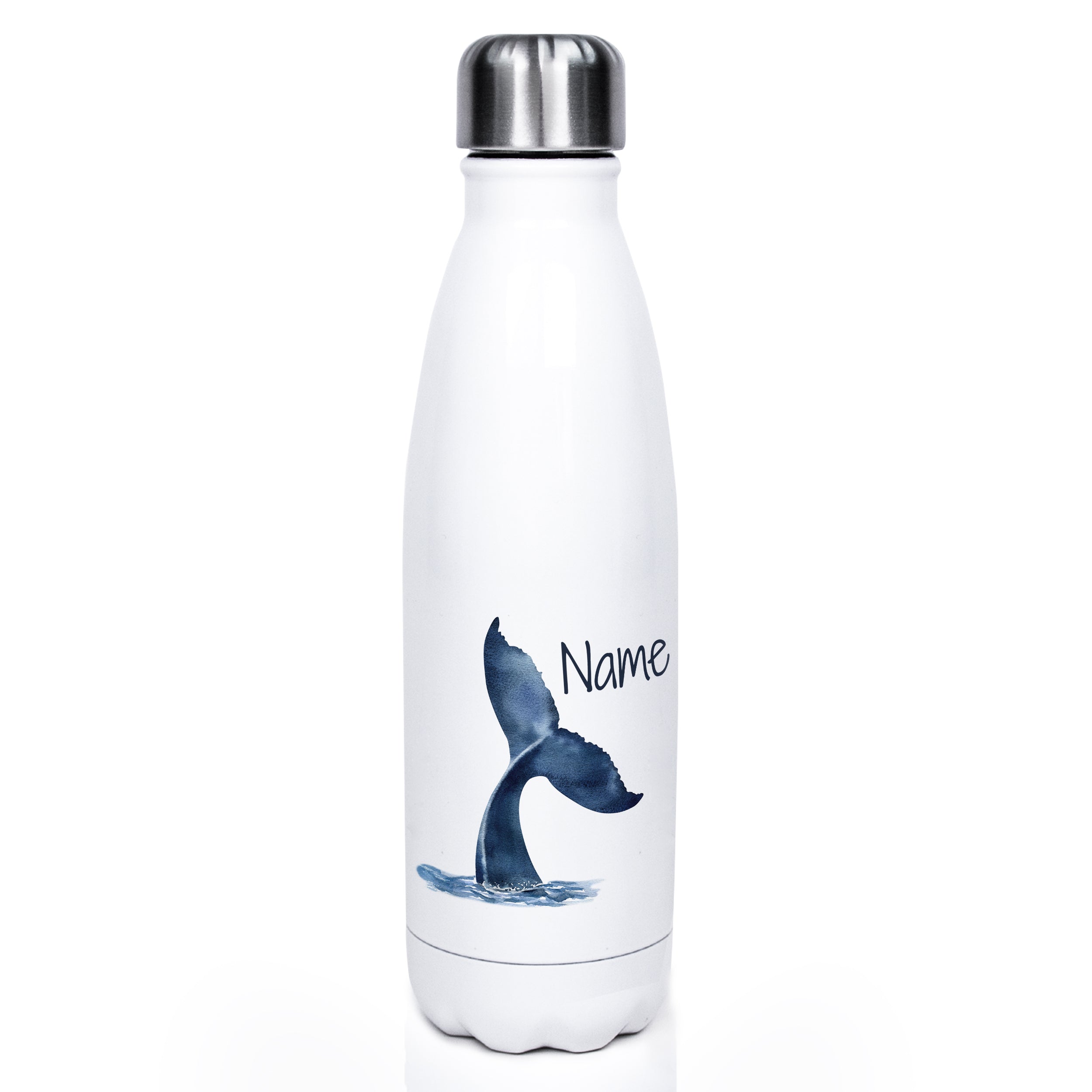 Weiße Trinkflasche mit Walfisch-Schwanz und personalisiertem Namen.
